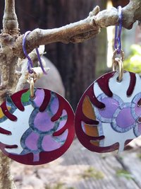 Trashy Tinsel dangle earrings with leaves in purple and maroon