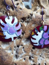 Trashy Tinsel dangle earrings with leaves in purple and maroon