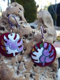 Trashy Tinsel dangle earrings with leaves in purple and maroon