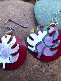Trashy Tinsel dangle earrings with leaves in purple and maroon