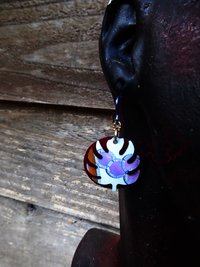 Trashy Tinsel dangle earrings with leaves in purple and maroon