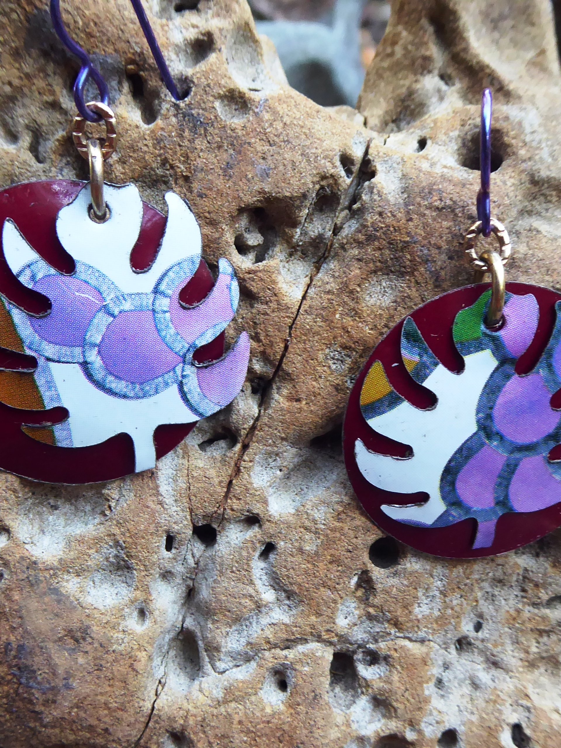 Trashy Tinsel dangle earrings with leaves in purple and maroon
