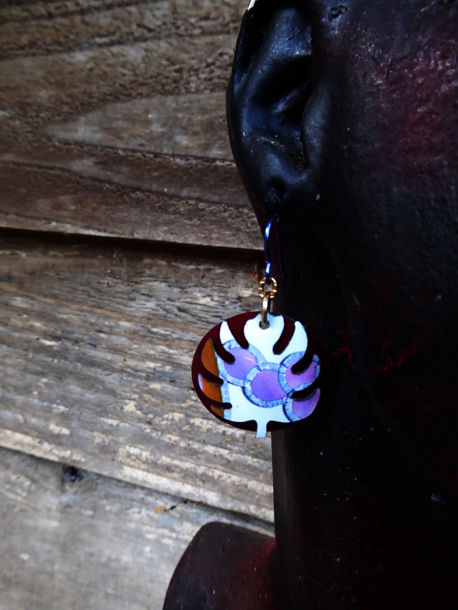 Trashy Tinsel dangle earrings with leaves in purple and maroon